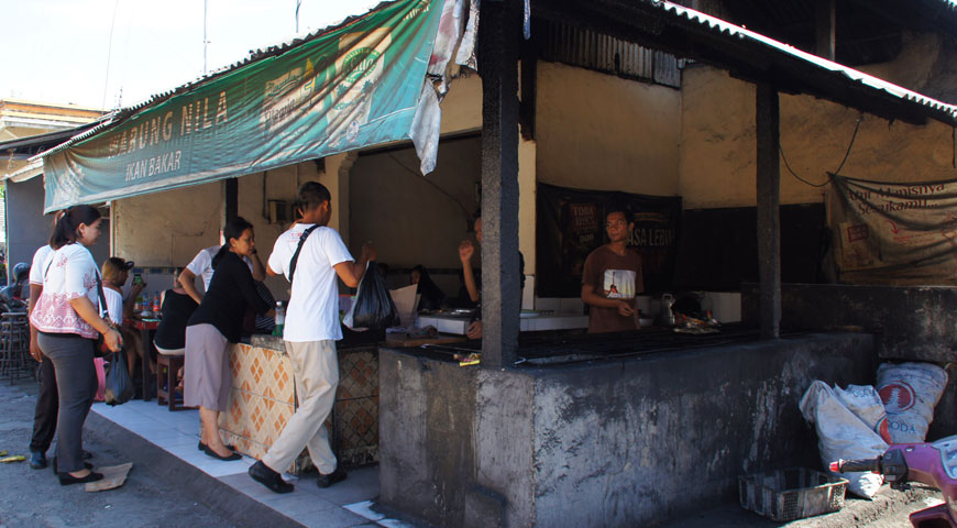 ワルンニラに食材を持ち込むスナリのスタッフとお店の人