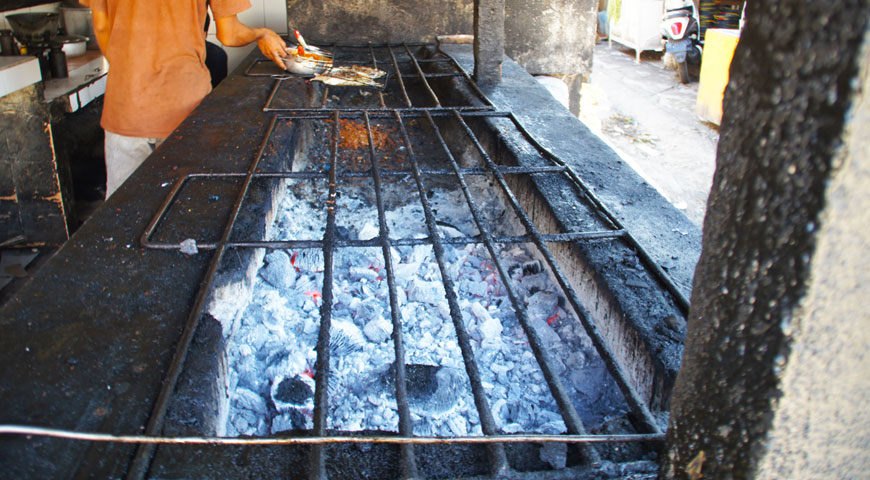 ジンバランの魚市場横のワルンの炭焼き場