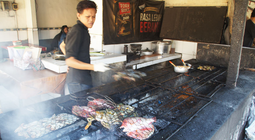 真剣な眼差しで焼き具合をみるスタッフA