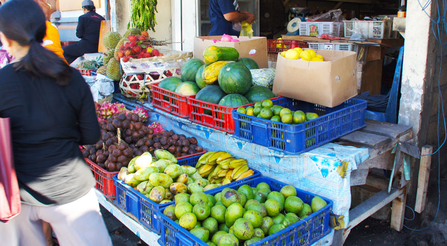 ワルンニラの横にある野菜や果物が並ぶお店
