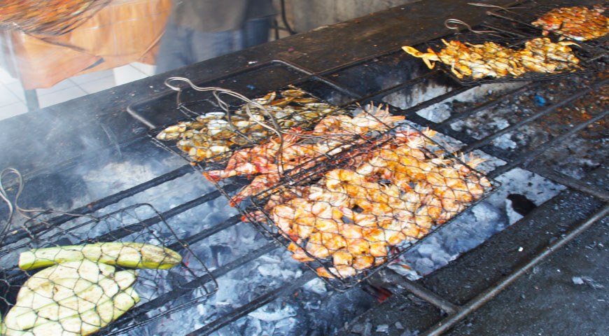 焼き場で美味しそうに焼きあがる魚介類