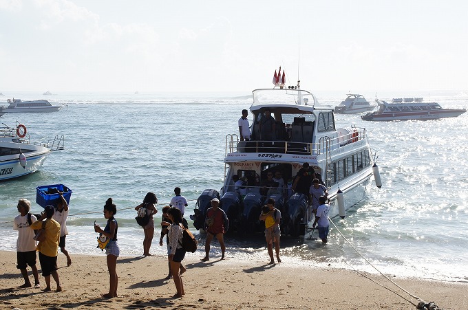 レンボンガン島から帰ってきた高速船とサヌールビーチに降り立つ観光客