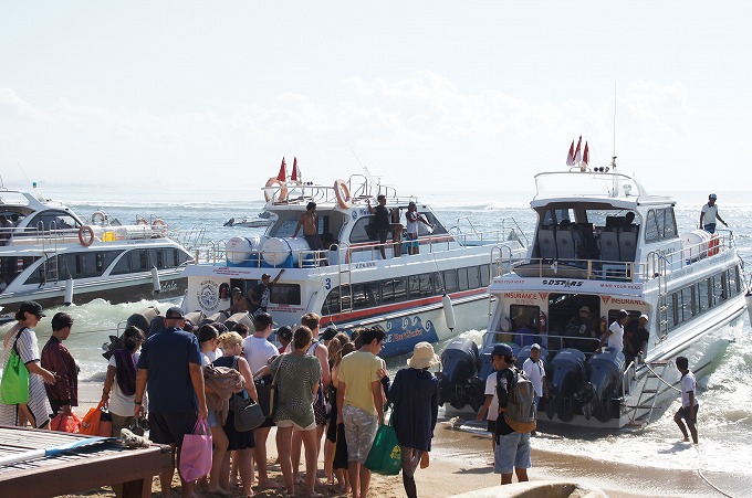 レンボンガン島へ向かう高速船へ乗り込みを開始する観光客