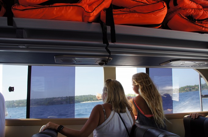 高速船から景色を眺める観光客