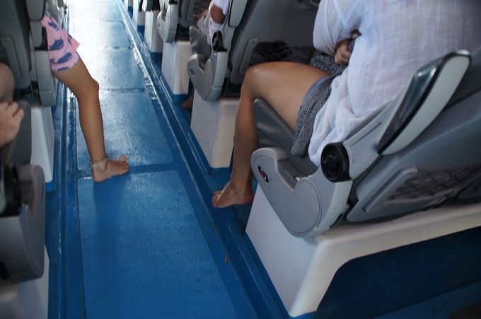 高速船内で裸足になる観光客の足
