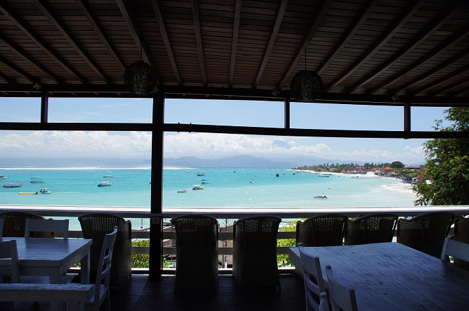 プール横のレストランから見るレンボンガン島の海