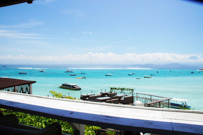 レストランのカウンターから見るレンボンガン島の綺麗な海と青い空