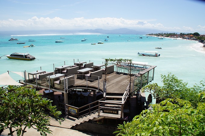 プール横のレストランから見るレンボンガン島の海と2階席