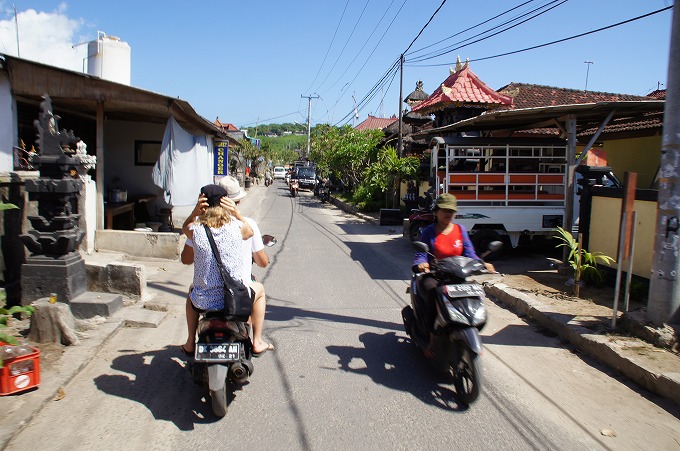 道を行き来するバイクと遠くに見える丘