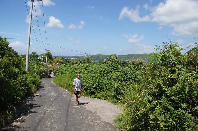 レンボンガン島の山道をあるく地元民