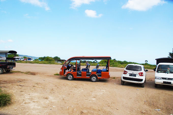 広大な敷地に泊まるレンボンガンウォータースポーツの観光用の車