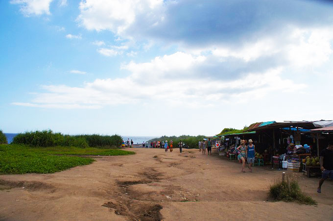 敷地奥に見える海と沢山の観光客