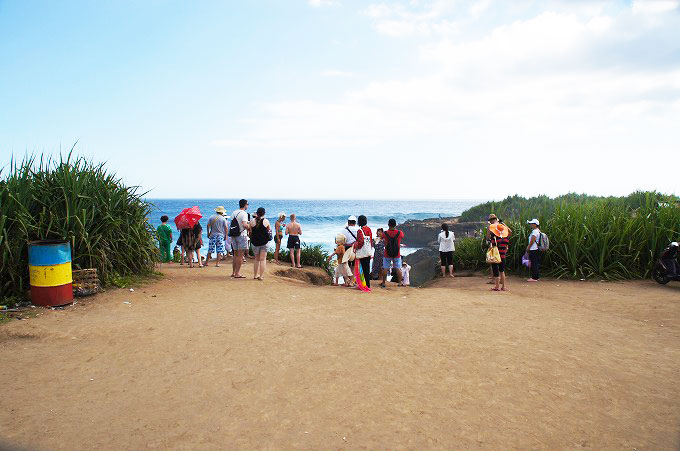 海を見ている沢山の観光客