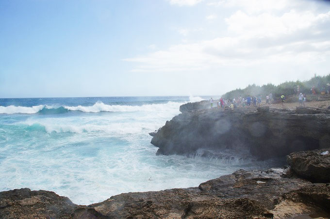断崖絶壁から見た沖から押し寄せる大波