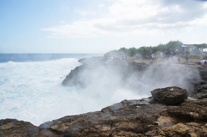 断崖絶壁から見た崖にぶつかった大波の水しぶき