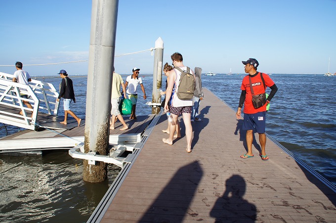 サヌール南の船着き場へ降り立つ観光客