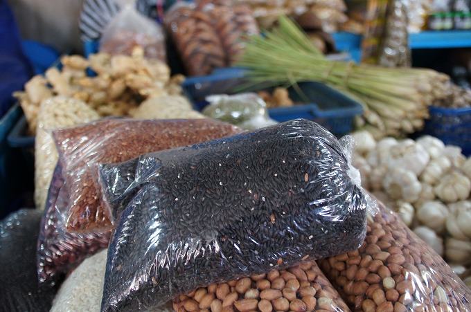 バリ島のバドゥン市場で売られるもち米