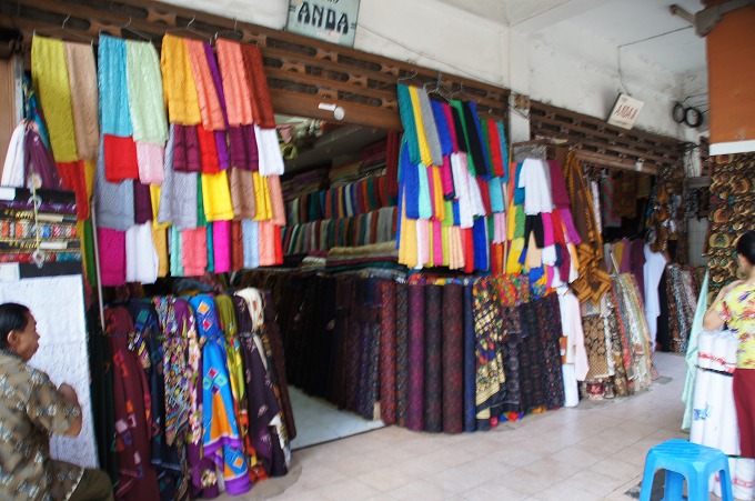 スラウェシ通りに並ぶ布問屋店たち