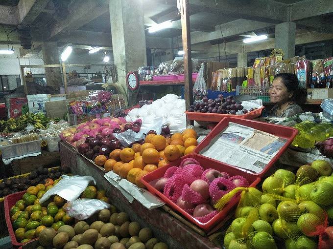 旧バドゥン市場でフルーツを売る人