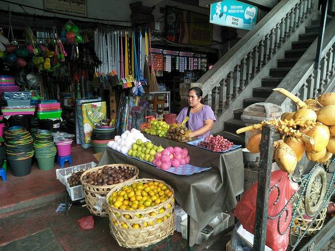 旧バドゥン市場の階段前で商売をする人