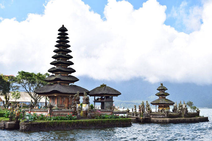 湖に浮かぶウルンダヌブラタン寺院