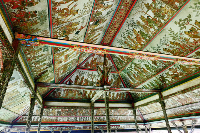 スマラプラ王宮の天井一杯に描かれる絵