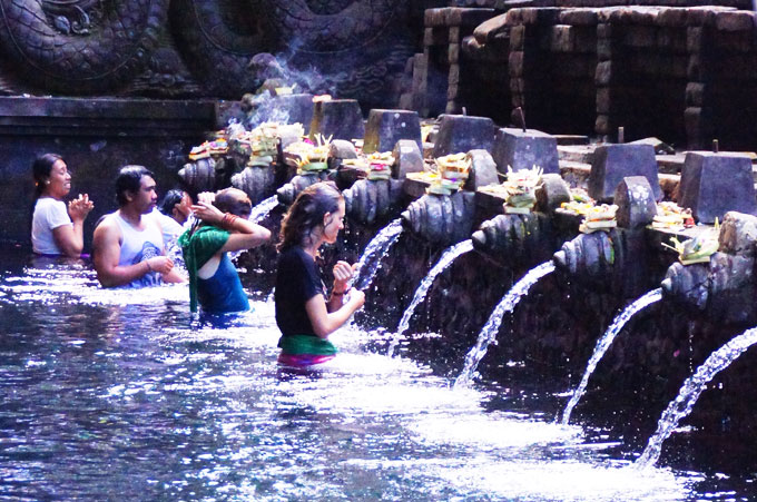 ティルタエンプル寺院で沐浴をする観光客