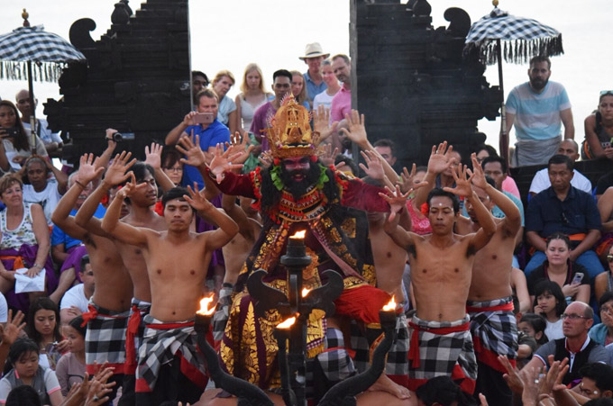 ウルワツのケチャックで踊る演者と炎