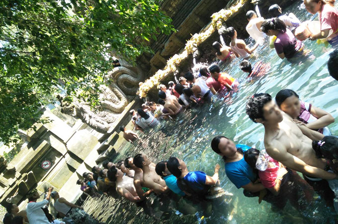 ティルタエンプルで沐浴をする人々