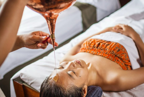 シロダラを受ける女性モデル