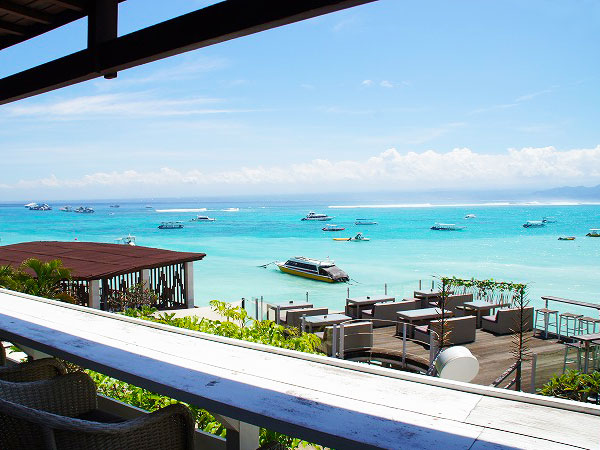 エメラルドグリーンの海とスカイブルーが映える海沿いのVilla