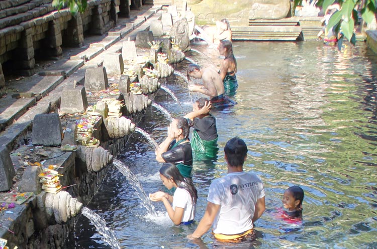 ティルタエンプル寺院で沐浴をするローカルと観光客