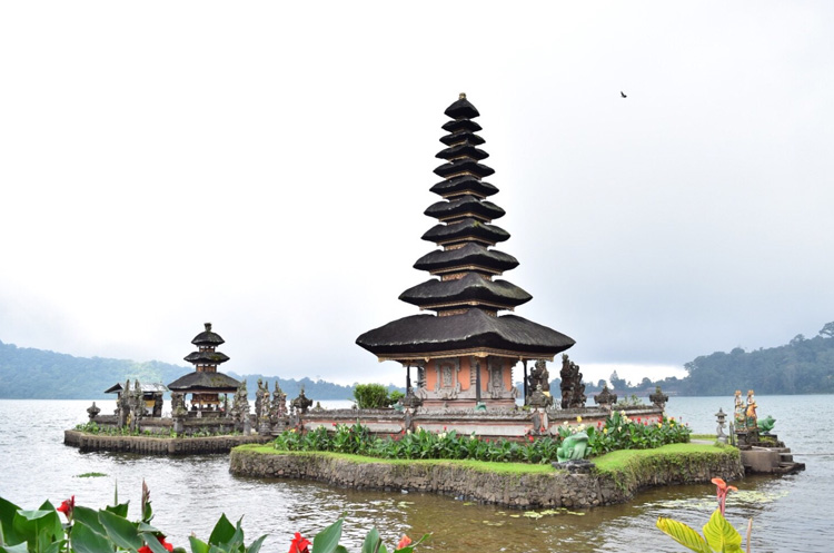湖に浮かぶウルンダヌブラタン寺院