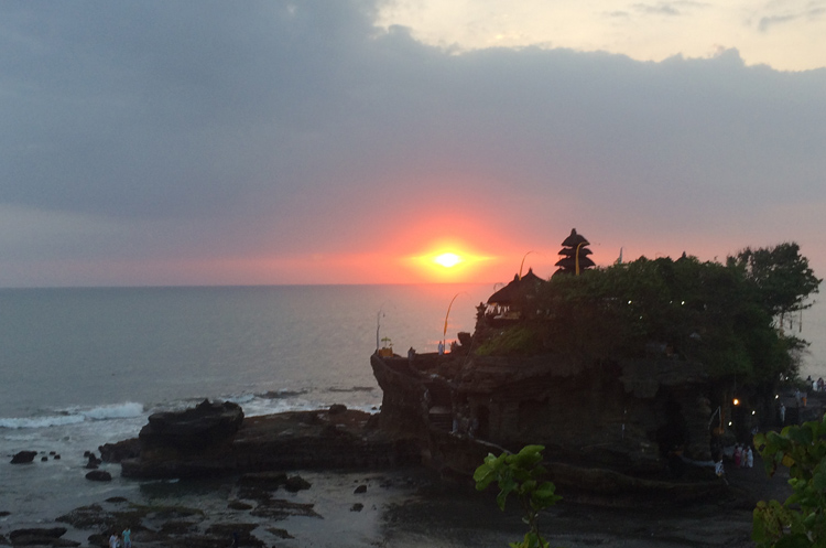 タナロット寺院と夕日