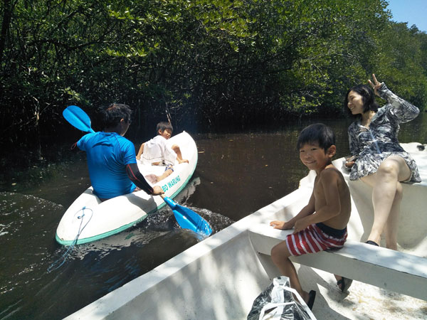 レンボンガン島のマングローブで小型船とカヤックで探検を楽しむ家族