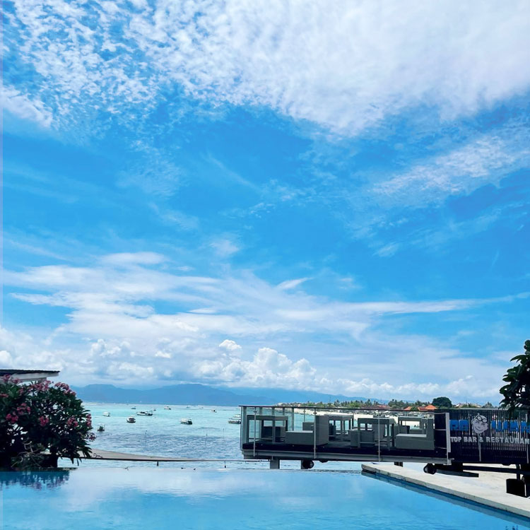 レンボンガン島の高台にあるWAREレストランのインフィニティプールからキレイな海と空をみる