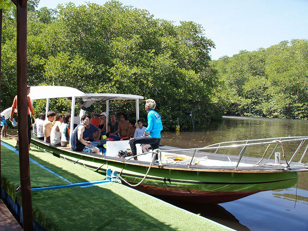 レンボンガン島のマングローブの川につけるレンボンガンウォータースポーツの船に乗る沢山のお客様