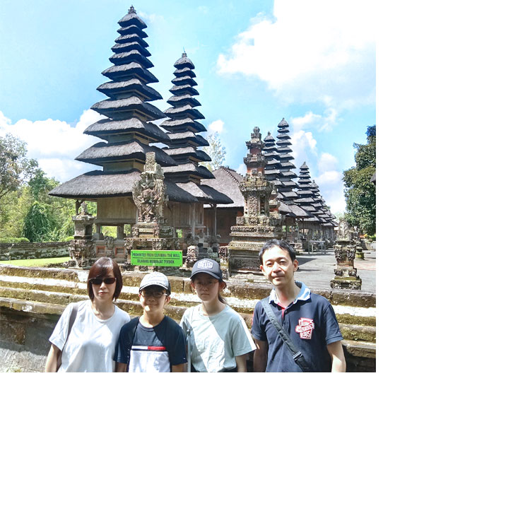 バリ島タマンアユン寺院で記念撮影をするご家族のお客様