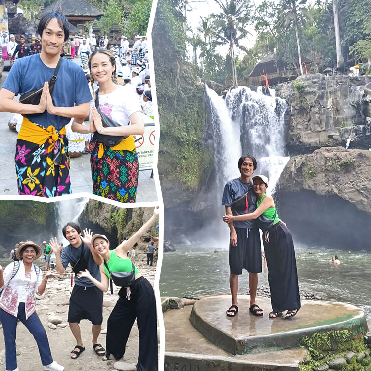バリ島のトゥグヌンガンの滝でおもしろポーズをとる笑顔のカップルと女性ガイドのユディ