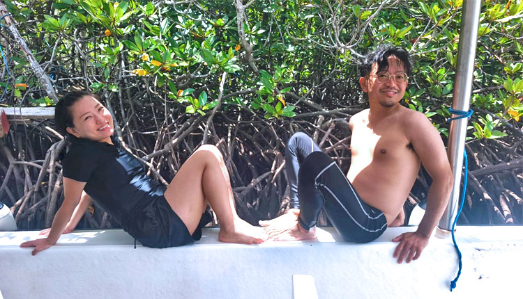 シュノーケリング船上でポージングするカップル