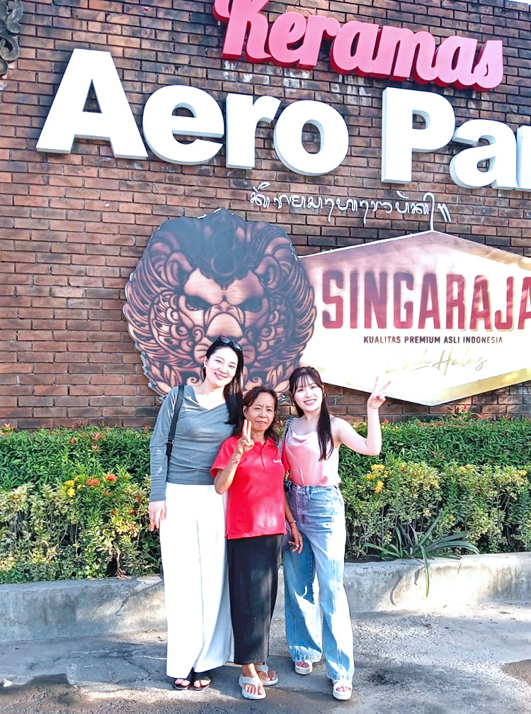 バリ姫の女性ガイドと笑顔の仲良しの女性2人組