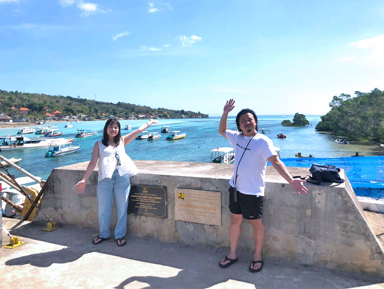 レンボンガン島の海を背景に笑顔のカップル