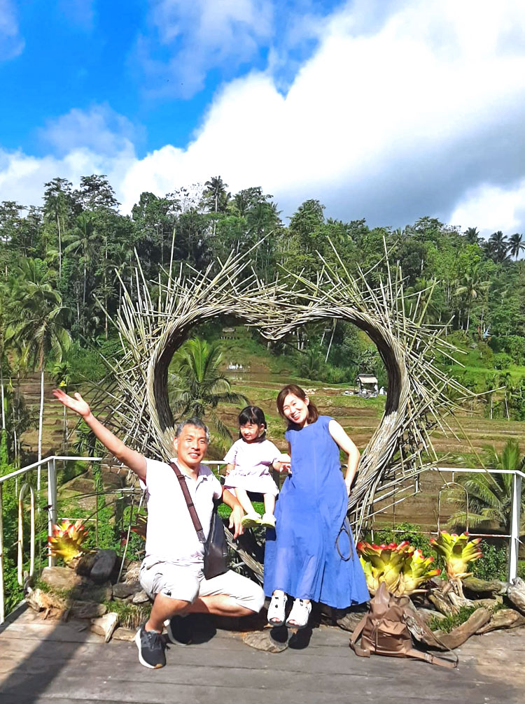 テガラランの鳥の巣モニュメントでパパママ娘様で記念撮影をするご家族様