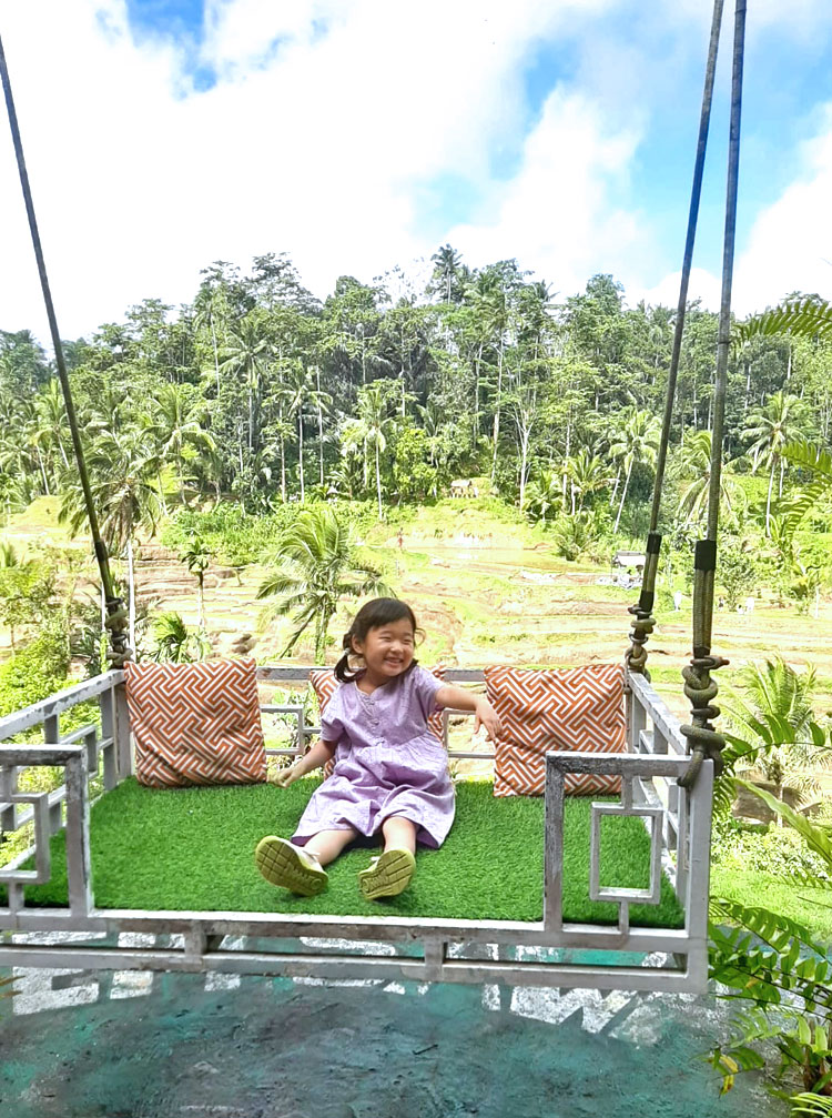 ベッドスウィングに乗って笑顔の娘様