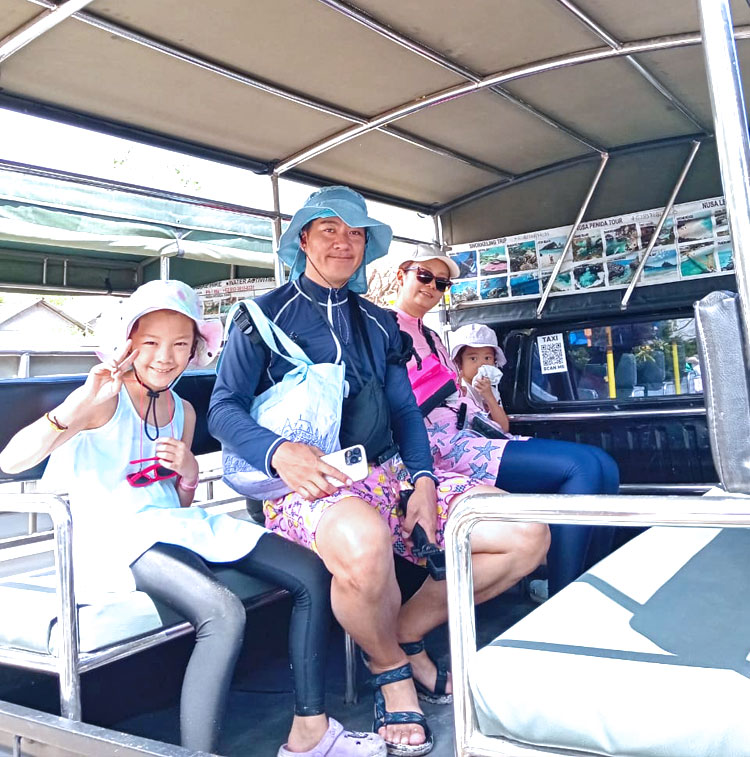 レンボンガン島のオープンカーに乗る2人のお子様とパパママさん