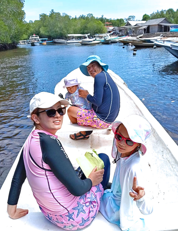 マングローブツアーの小型船にのるかわいい姉妹のお子様とパパママさん