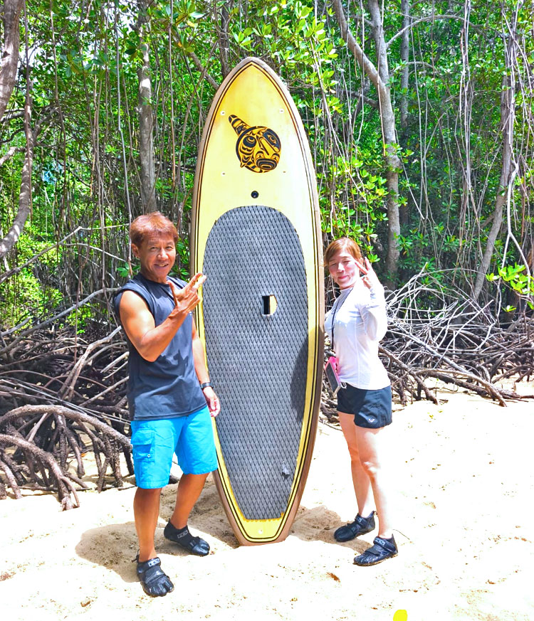 SUPをたてて記念撮影をするご夫婦