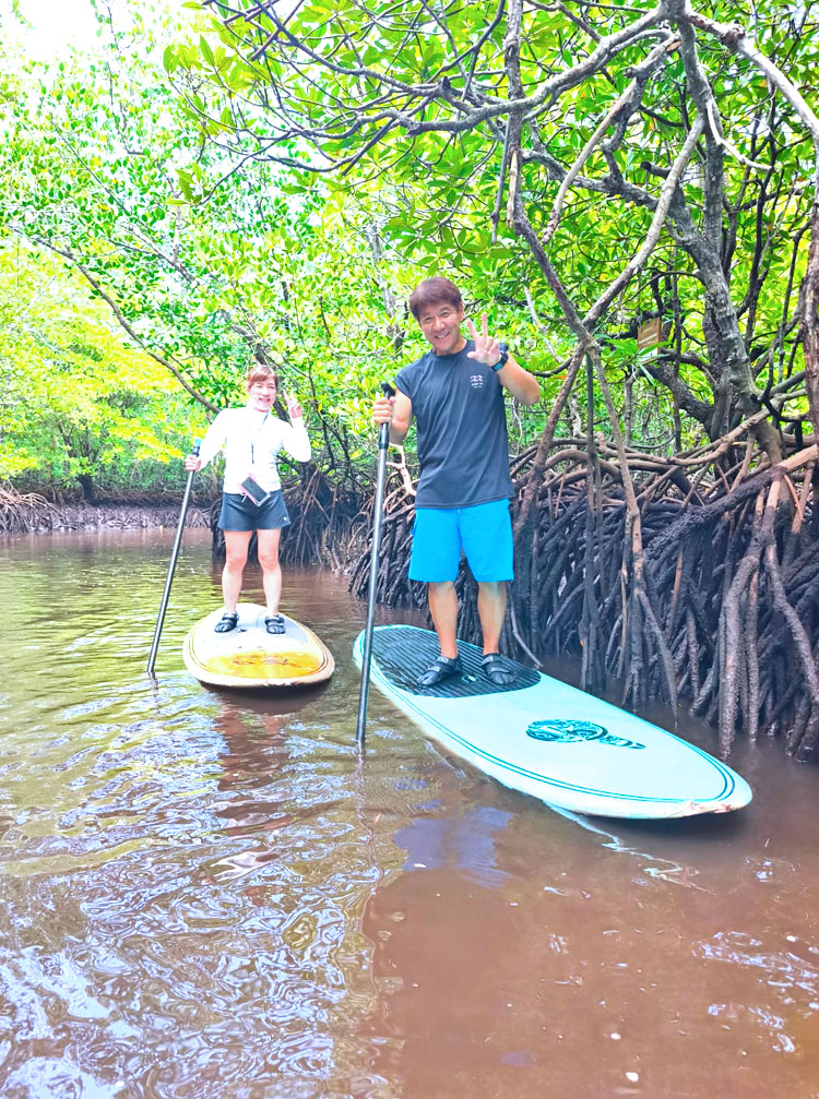 マングローブでSUPを楽しみ、ピースをするご夫婦