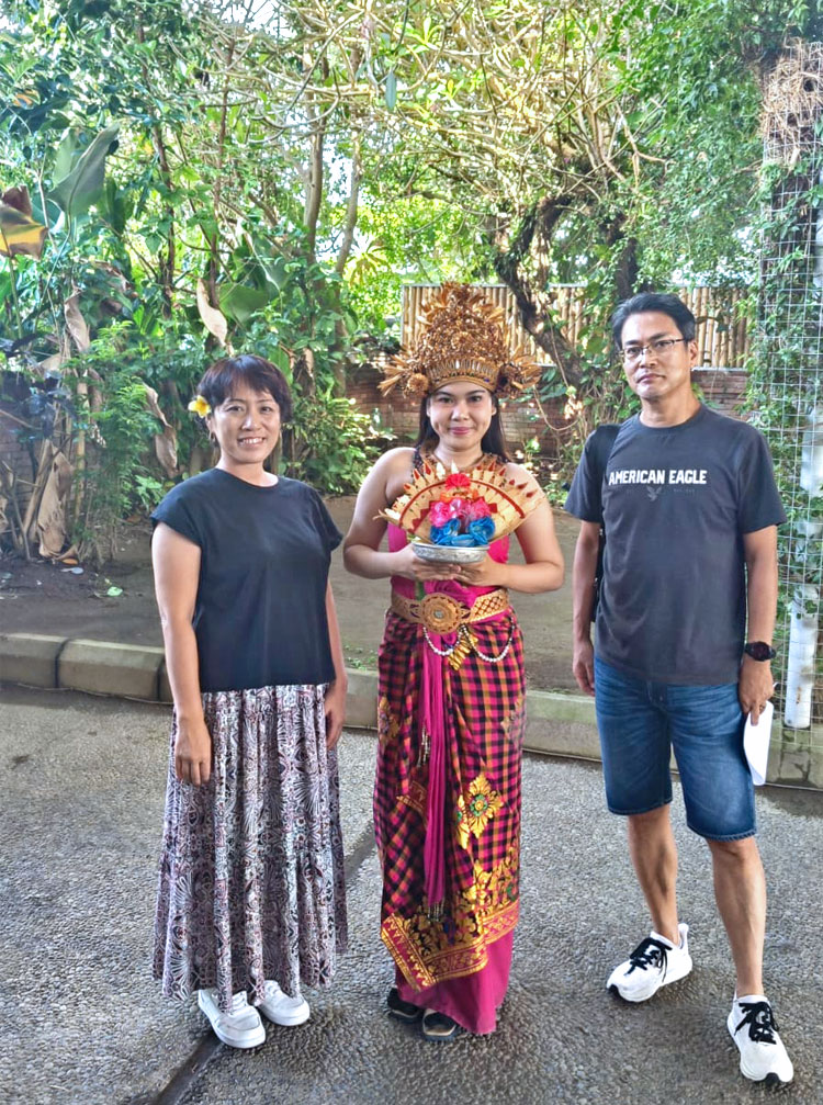 バロンダンスの女性ダンサーと一緒に記念撮影をするご夫婦