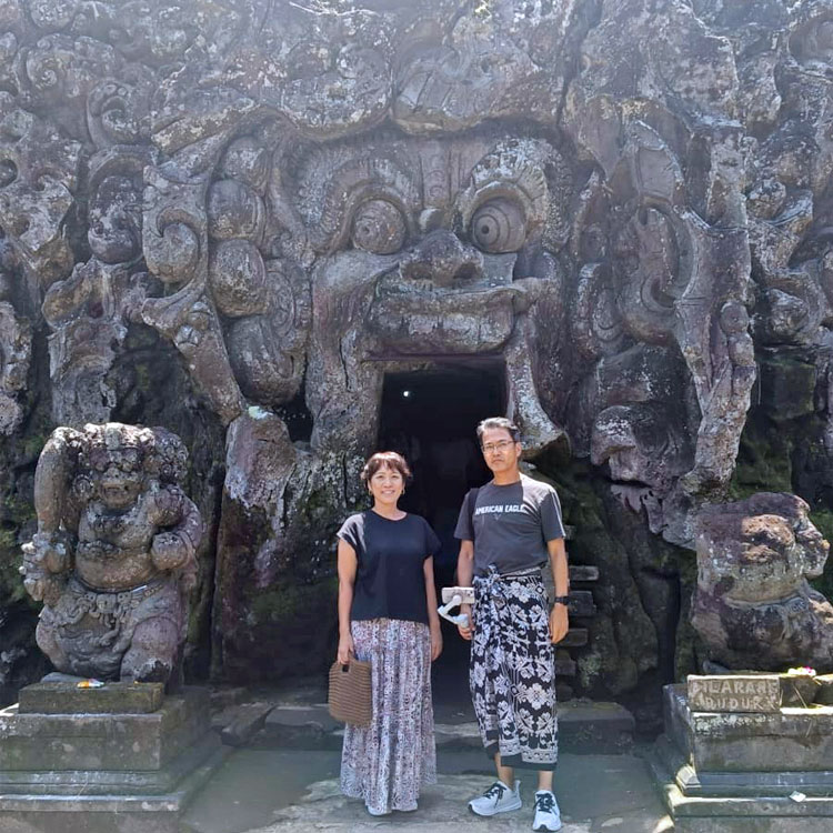 ゴアガジャで記念撮影をするご夫婦